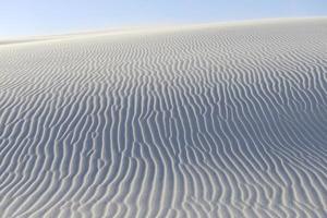 patrones ondulados en las dunas de arena foto