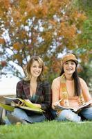 estudiantes que estudian juntos afuera