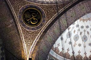 Escritura árabe en una mezquita foto