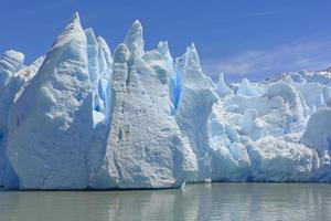 espectaculares formaciones de hielo en la punta de un glaciar foto