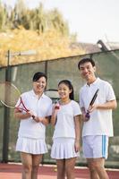 familia jugando al tenis, retrato foto