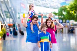 linda familia con niños en el aeropuerto