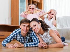 familia relajada en interior doméstico foto