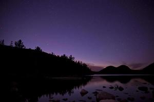 Estanque de Jordania en el Parque Nacional Acadia con estrellas nocturnas