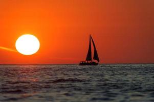puesta de sol velero