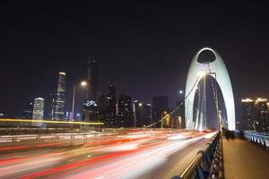 movimiento de desenfoque de tráfico en el puente moderno en la noche foto
