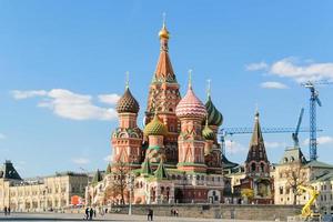 S t. Catedral de albahacas en la Plaza Roja de Moscú foto