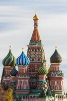 S t. Catedral de la albahaca en Moscú en un día soleado foto
