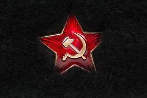 Estrella roja rusa con martillo y hoz en piel foto