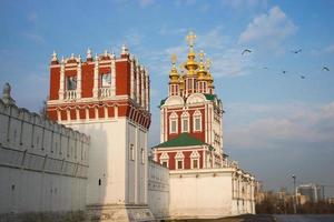 hermosa vista del convento novodevichy en moscú, rusia foto