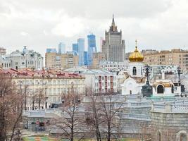 Paisaje urbano de Moscú con catedral y rascacielos foto