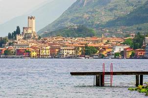 Lago de Garda, ciudad de Malcesine (Véneto, Italia) foto