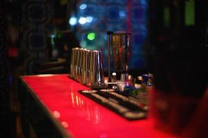 mostrador rojo en un bar