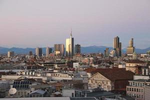 Vista del distrito financiero de Milán desde el Duomo. v.2. foto