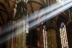 El brillante haz de luz dentro de la catedral de Milán, Italia