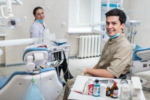 dentista curando a una paciente foto