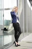 Berlín, gerente femenina con teléfono inteligente