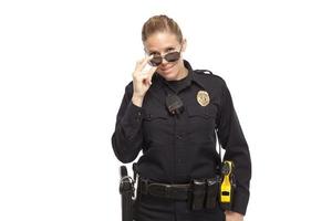 mujer policía posando en gafas de sol