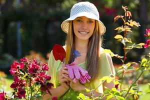 floristas sonrientes en delantal trabajando foto