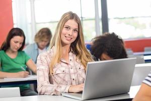estudiante usando una computadora portátil en el aula