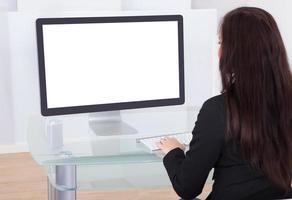 mujer de negocios usando la computadora