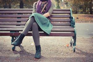 mujer joven sentada en un banco del parque foto