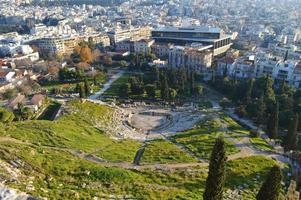 Vista superior del teatro de Delfos en la Acrópolis de Atenas foto