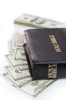 santa biblia y dinero foto