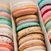 Macarons coloridos franceses tradicionales en una caja foto