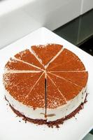pastel de tiramisú en un plato blanco foto