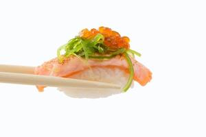 Nigiri sushi aislado sobre fondo blanco. foto
