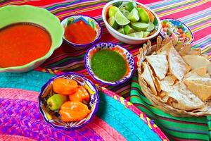comida mexicana variadas salsas de chile nachos limón foto