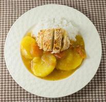 delicioso curry japonés y tonkatsu con arroz cocido foto