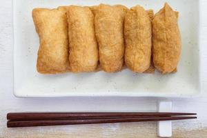 arroz hervido con sabor a sushi envuelto en tofu frito foto