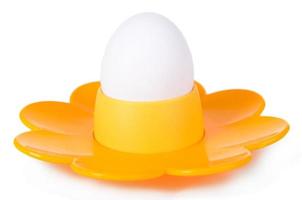 huevo cocido en huevera aislado en blanco foto