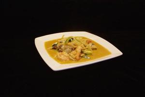 salsa de curry rojo tailandés de coco con camarones foto