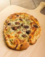 pizza artesanal de hinojo con champiñones