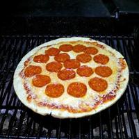 barbacoa parrillada pizza de pepperoni noche foto