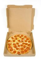 pizza de pepperoni entera en una caja foto