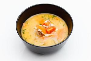sopa hecha de leche de coco y vegetales foto