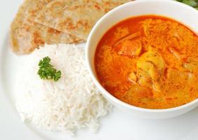 pollo al curry con arroz y roti