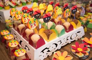 dulces coloridos para la celebración de la fiesta de cumpleaños de los niños