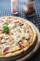 pizza de jamón y champiñones foto
