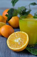 jugo de naranja recién exprimido foto
