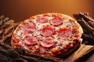 Pizza de peperoni foto