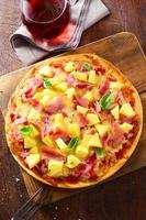 deliciosa pizza de jamón y piña foto