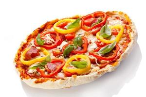 pizza sobre fondo blanco