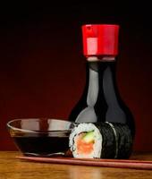 rollo de sushi futomaki y salsa de soja foto