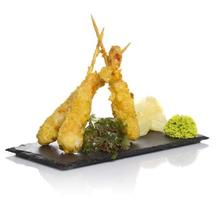 Eby camarones en tempura aislado sobre fondo blanco. foto