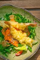 Camarones tempura japonesa fresca con ensalada foto